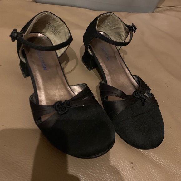 Kenneth Cole Reaction Black 1” Embellished Heel - Picture 6 of 8